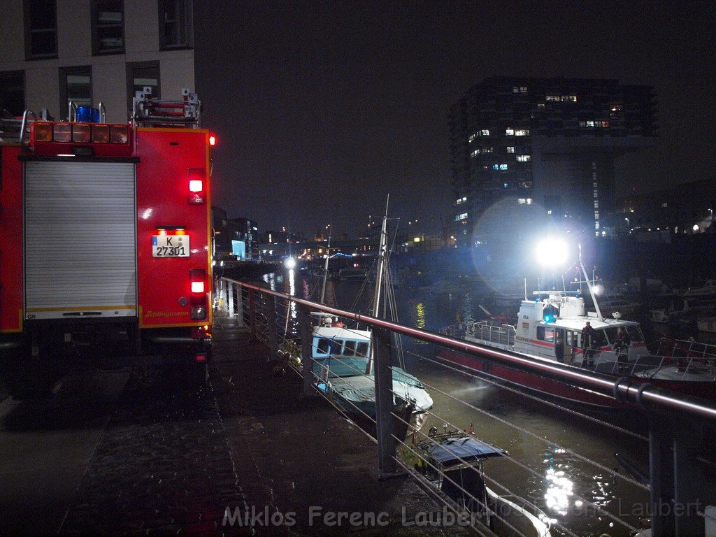 Schiff untergegangen Koeln Rheinauhafen P07.JPG